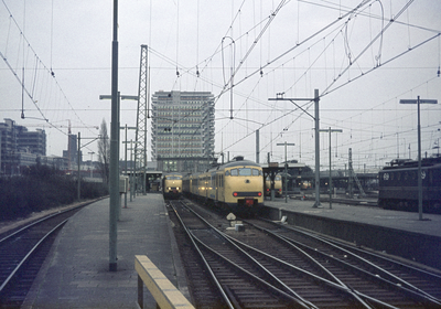 803686 Gezicht op de perrons van het N.S.-station Utrecht C.S. (Stationsplein) te Utrecht, vanaf het eerste perron ...